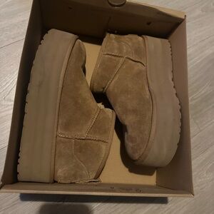Platform mini Uggs size 8 used like 3 times